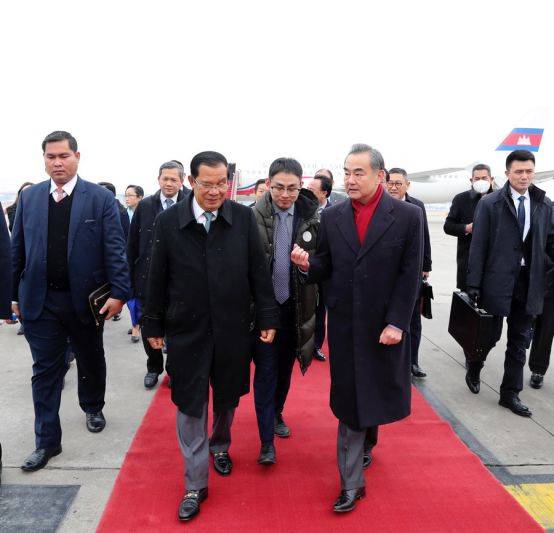 ▲2月5日，柬埔寨首相洪森抵达北京访问，王毅赴机场迎接。（图片源自外交部网站）