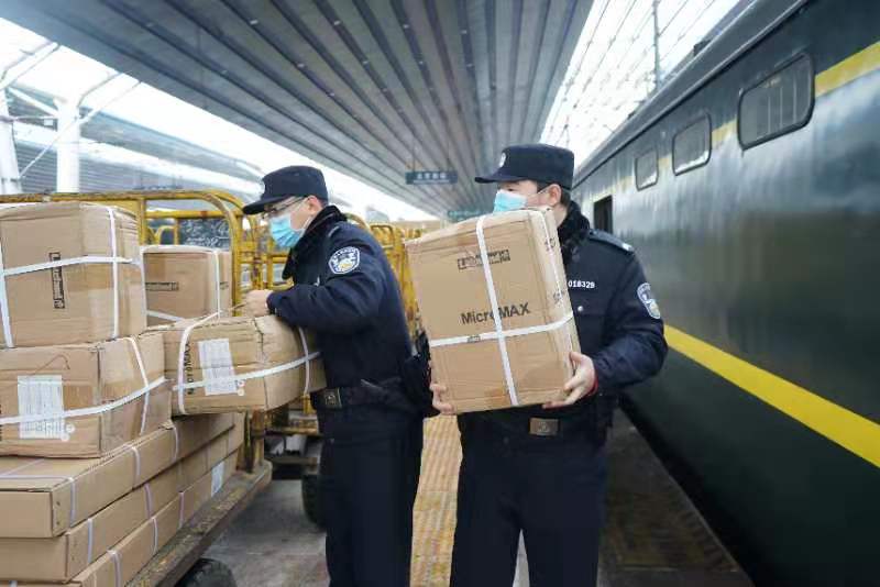北京西站铁警成立巡逻小分队，24小时确保物资运输安全
