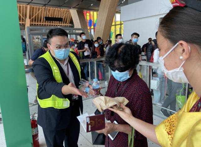 吉祥航空3架包机运送579名滞留菲律宾旅客回国