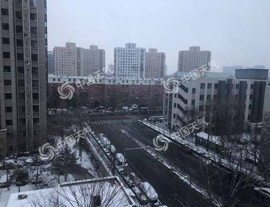 今天早晨，北京道路上仍有残雪未消。（图/江漪）