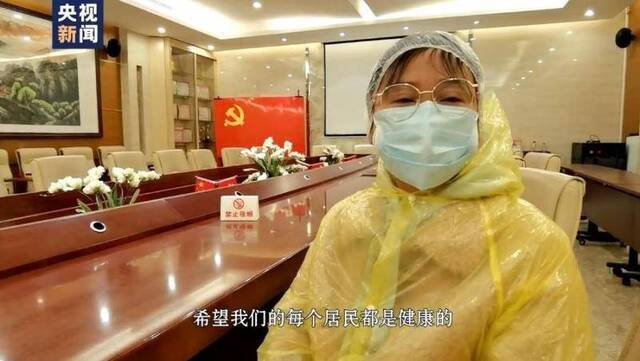 武汉社区网格员送菜上门:有一种爱叫做“不见面”