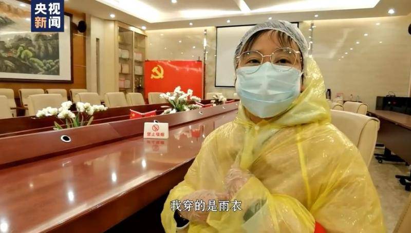 武汉社区网格员送菜上门:有一种爱叫做“不见面”