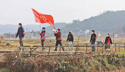 2月5日，在贵州省龙里县岱林村，大学生志愿者走村入户宣传疫情防控知识。潘希来摄（人民视觉）