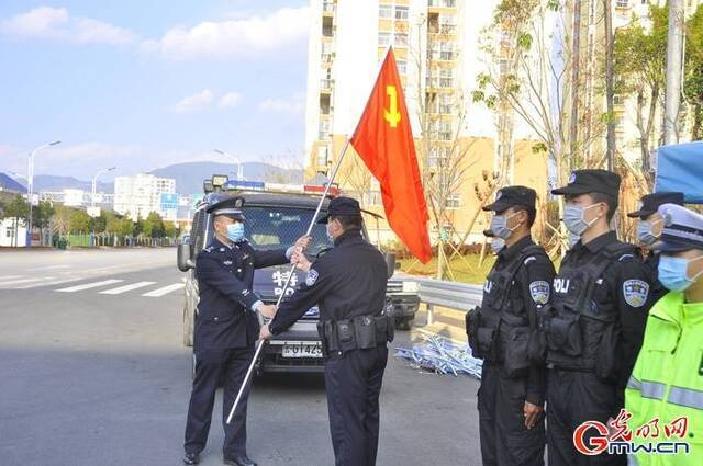 在检测点飘扬的党旗