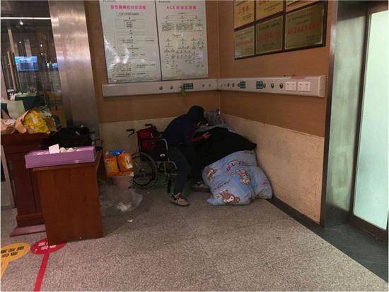 记者探访抢救李文亮的医院：有人排队9小时只为打吊瓶 有人被殡仪馆接走