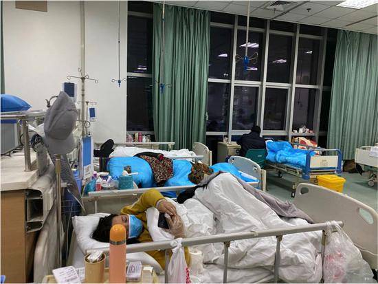 记者探访抢救李文亮的医院：有人排队9小时只为打吊瓶 有人被殡仪馆接走