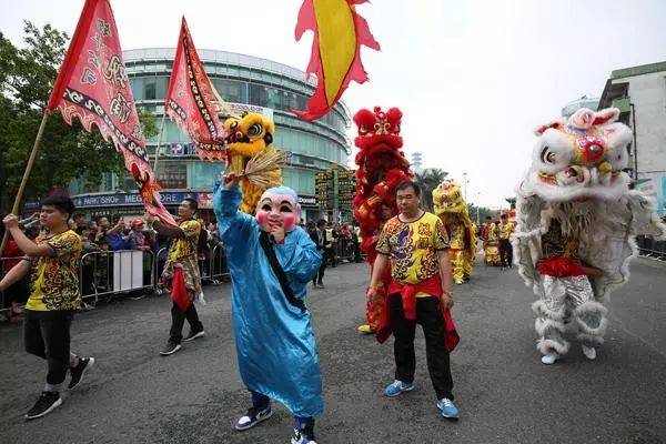 东莞：去年元夜时，花市灯如昼；今年元夜时，灯熄爱依旧！