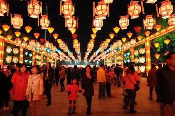 东莞：去年元夜时，花市灯如昼；今年元夜时，灯熄爱依旧！