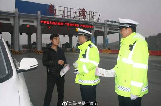 湖北襄阳交警郑勇用生命诠释“疫情当前警察不退”