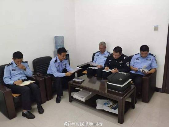 湖北襄阳交警郑勇用生命诠释“疫情当前警察不退”