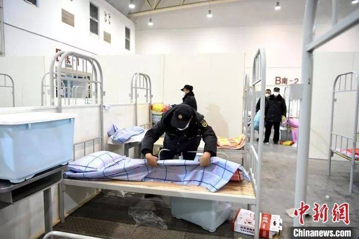  2月6日，武汉客厅方舱医院的2000张床位已安置妥当，当晚将开始接收患者。安源摄