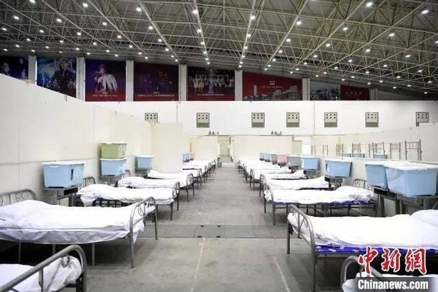 2月6日，武汉客厅方舱医院的2000张床位已安置妥当，当晚将开始接收患者。安源摄