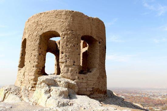 圣山上的拜火庙，可鸟瞰伊斯法罕市区，拜火庙造型颇像古代的烽火台。