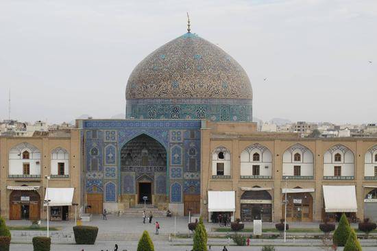 1602年，阿巴斯大帝定都伊斯法罕，建造了伊玛目清真寺。