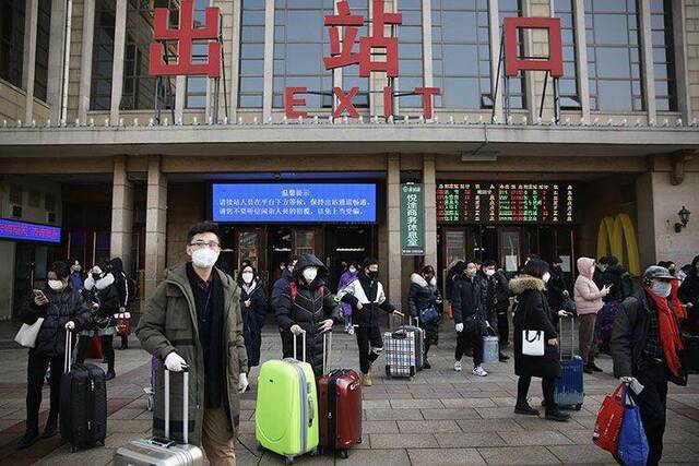 北京站迎3.5万抵京旅客 出站需测温 站前广场消毒