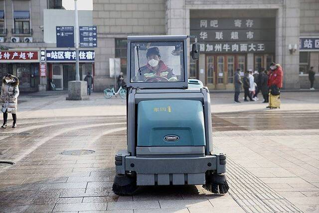 北京站迎3.5万抵京旅客 出站需测温 站前广场消毒