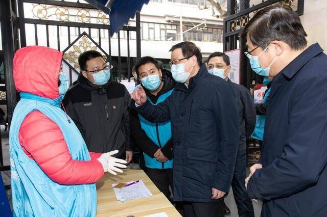 应勇市长到街道居委检查慰问，勉励基层干部经得起抱怨，把小区守牢，把服务做好