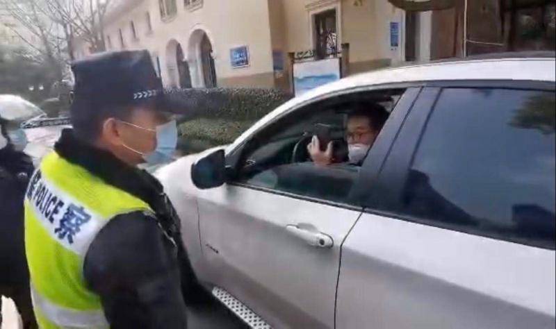 上海一驾驶员不配合小区防控，开车碰擦民警致其手臂受伤，因妨害公务已被刑拘