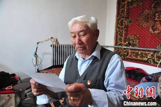 80岁的阿布拉黑·吾塔什正在看捐款前写的书信。蒋叶军摄