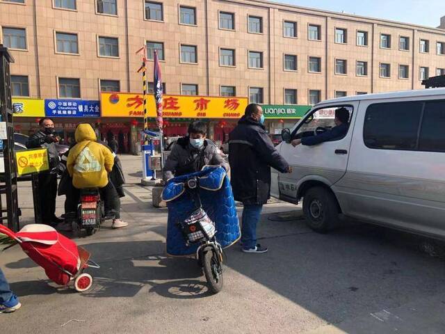 北京返工首日：生鲜市场顾客挑选商品，和摊主鲜有交流