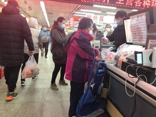 北京返工首日：生鲜市场顾客挑选商品，和摊主鲜有交流