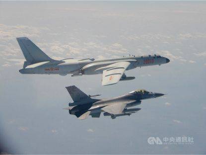 台军公布F-16战机伴飞解放军20018号轰-6K。（图片来源：台湾“中央社”）