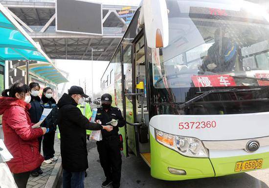 818路公交车是目前环北京唯一开通的公交线路，车上安保人员逐站逐人进行体温检测并登记。
