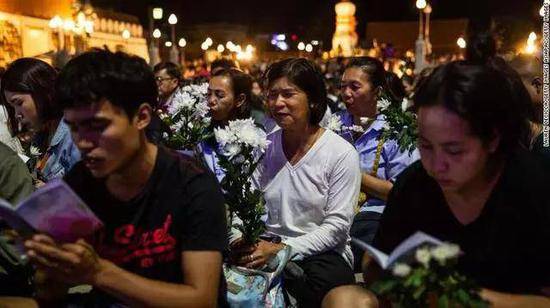 △9日，呵叻府民众在为受害者守夜图/Getty Images