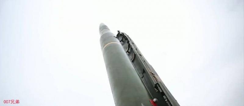 火箭军最新训练画面曝光 一排东风16导弹壮观起竖