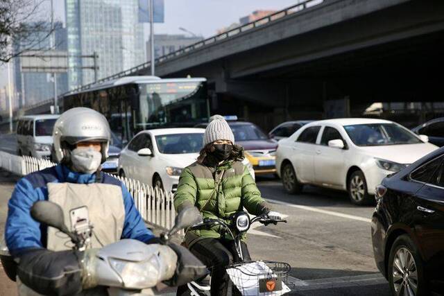 节后“复工”首日 市民做好防护安全出行｜组图