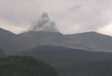 资料图：火山口喷出大量烟雾（图源：每日新闻）