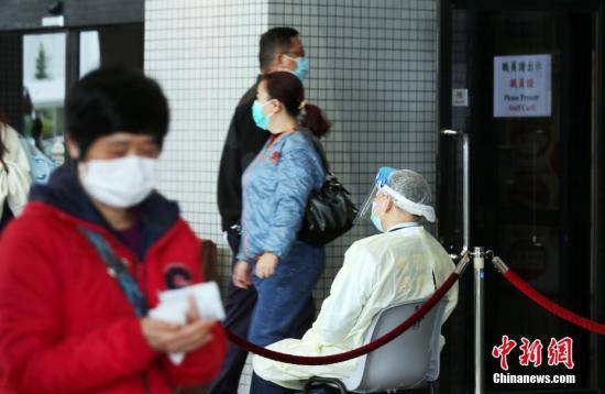  2月10日，香港东区医院大楼外设立检查站，所有进入人士均需要量测体温和出示预约复诊证明取药单据。中新社记者洪少葵摄