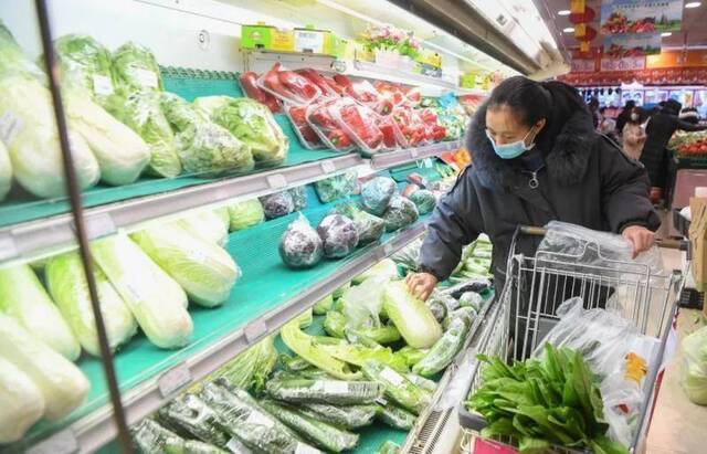 2月5日，消费者在重庆一家超市内选购蔬菜。新华社记者王全超摄