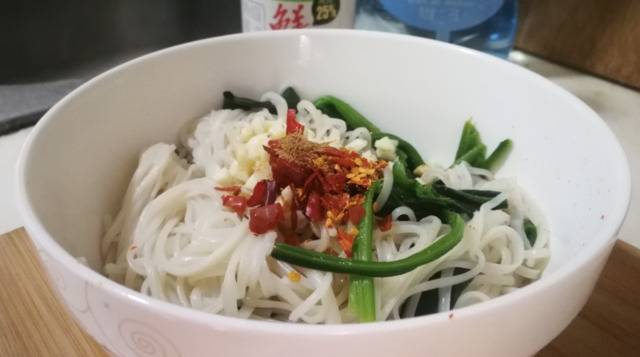 ​宅家做美食 只需简单几步，吃上爽口油泼面