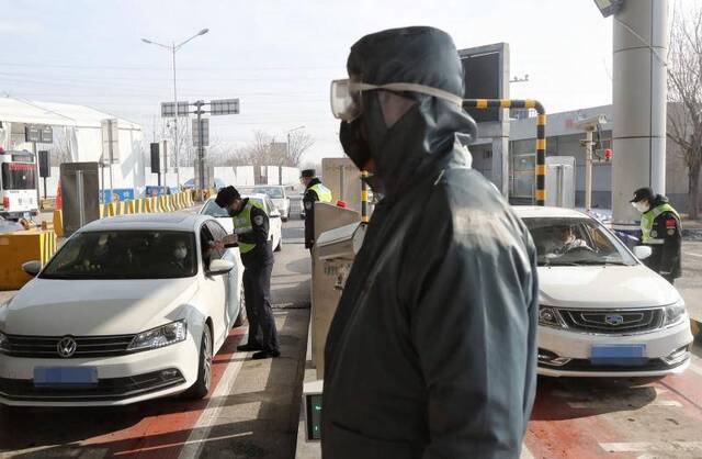 通燕高速白庙进京检查站，民警对每辆进京车辆都进行人员信息核实和体温测量。新京报记者王贵彬摄