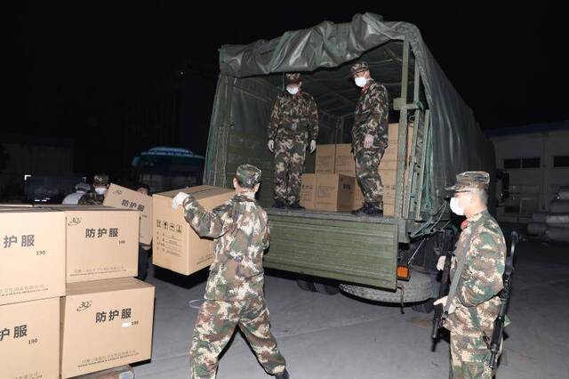 为上海运回5000套医用防护服，武警官兵26小时往返1200公里