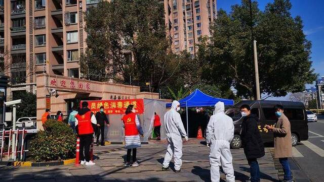 有人有物资有技术，上海这个小区的防控越做越严