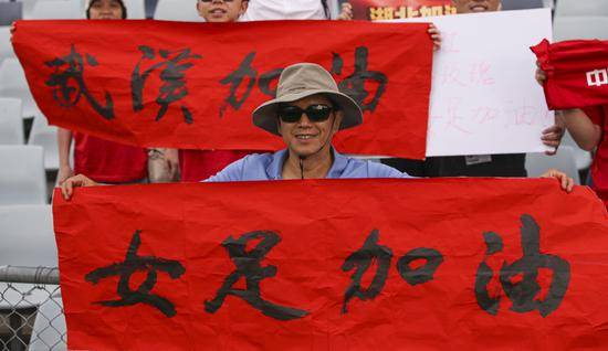 2月10日，中国女足球迷在场边加油助威。当日，在澳大利亚悉尼进行的东京奥运会女足预选赛中，中国队以5比0战胜中国台北队。新华社记者白雪飞摄