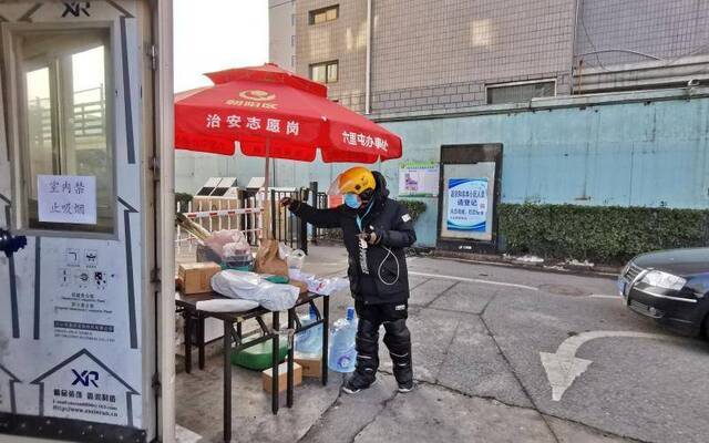 探访 北京多小区谢绝快递员进入 居民扎堆取件有风险