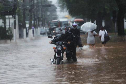 圣保罗市街道被水淹没（图源：路透社）