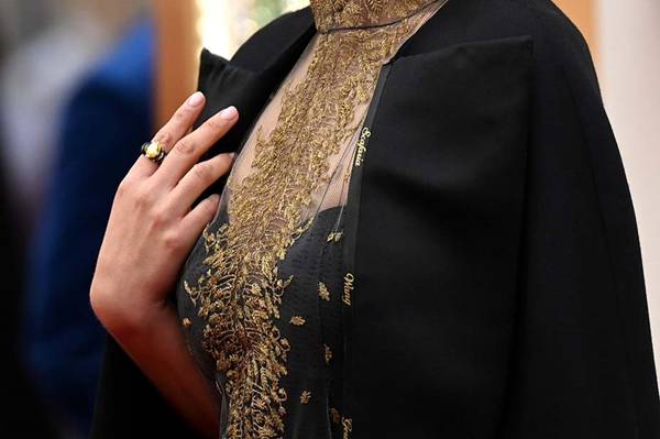 娜塔莉·波特曼的衣服上秀有一众女导演的名字，但估计她不说的话，没人会注意到。