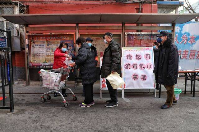 三班轮流值守 在职党员奋战在社区疫情防控一线｜组图