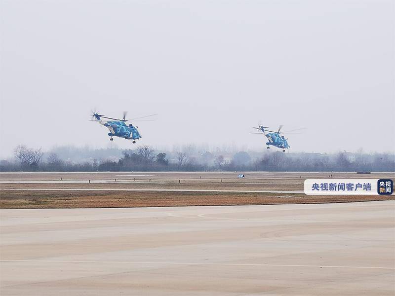 中部战区出动直升机支援湖北防疫医疗物资转运任务