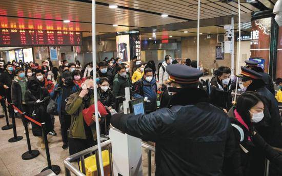 2月9日，北京西站，到达旅客自觉保持距离，依次排队出站。摄影/新京报记者李凯祥