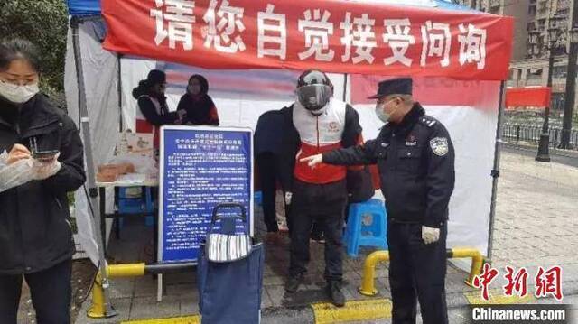 杭州拱墅公安民警在参与社区防疫工作。(资料图)杭州警方供图