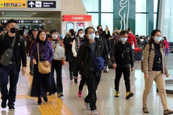 △1月 31日，因航班取消而滞留在罗马附近的达芬奇机场（Leonardo da Vinci Airport）的中国游客。图片来源| The Straits Times