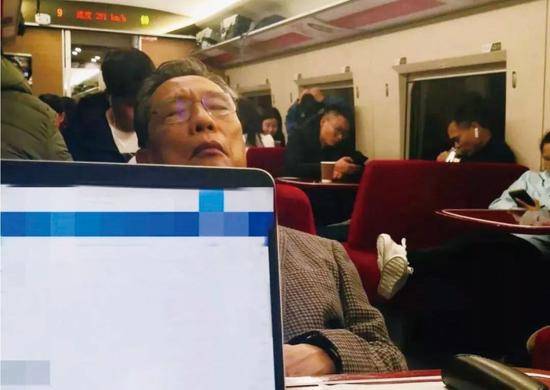2020年1月8日晚，钟南山在从广州开往武汉的列车上休息。
