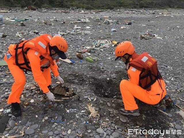 海巡署第六岸巡队第六三岸巡中队人员协助就地掩埋海龟。（图／记者陈昆福翻摄）