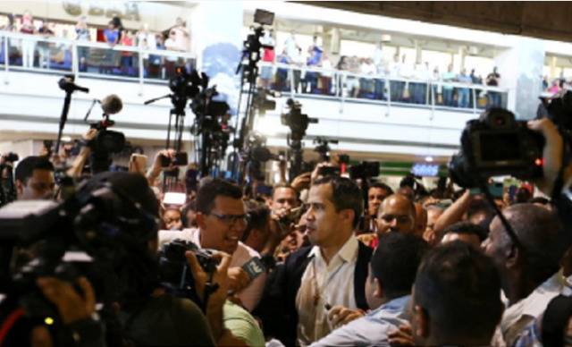 瓜伊多在机场被记者围住（图源：华尔街日报）