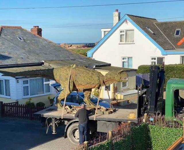 英国根西岛父亲买恐龙模型送儿子谁料牛龙竟有6米长
